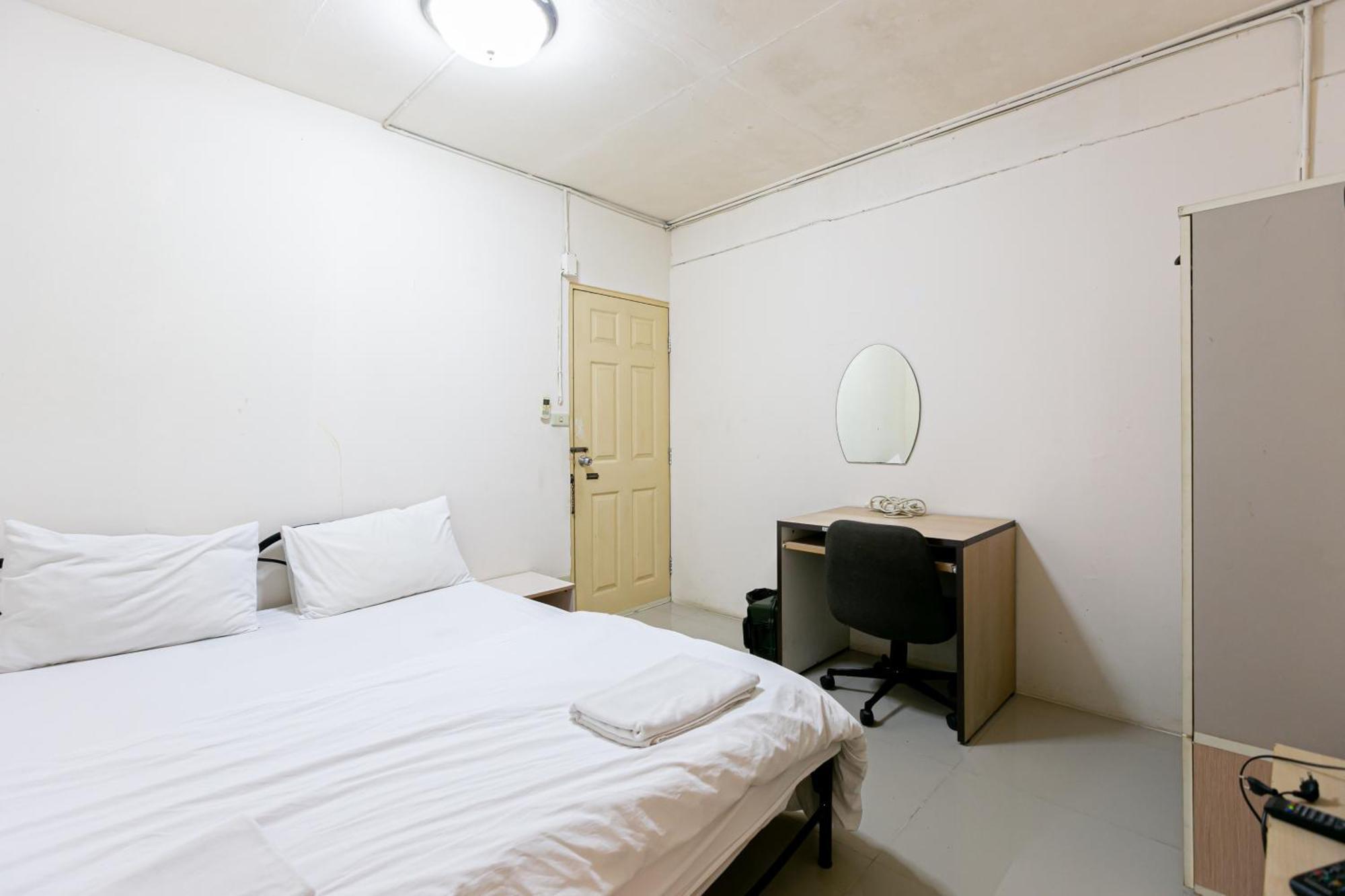 Freesia Saladaeng Silom Apartments Bangkok Kültér fotó